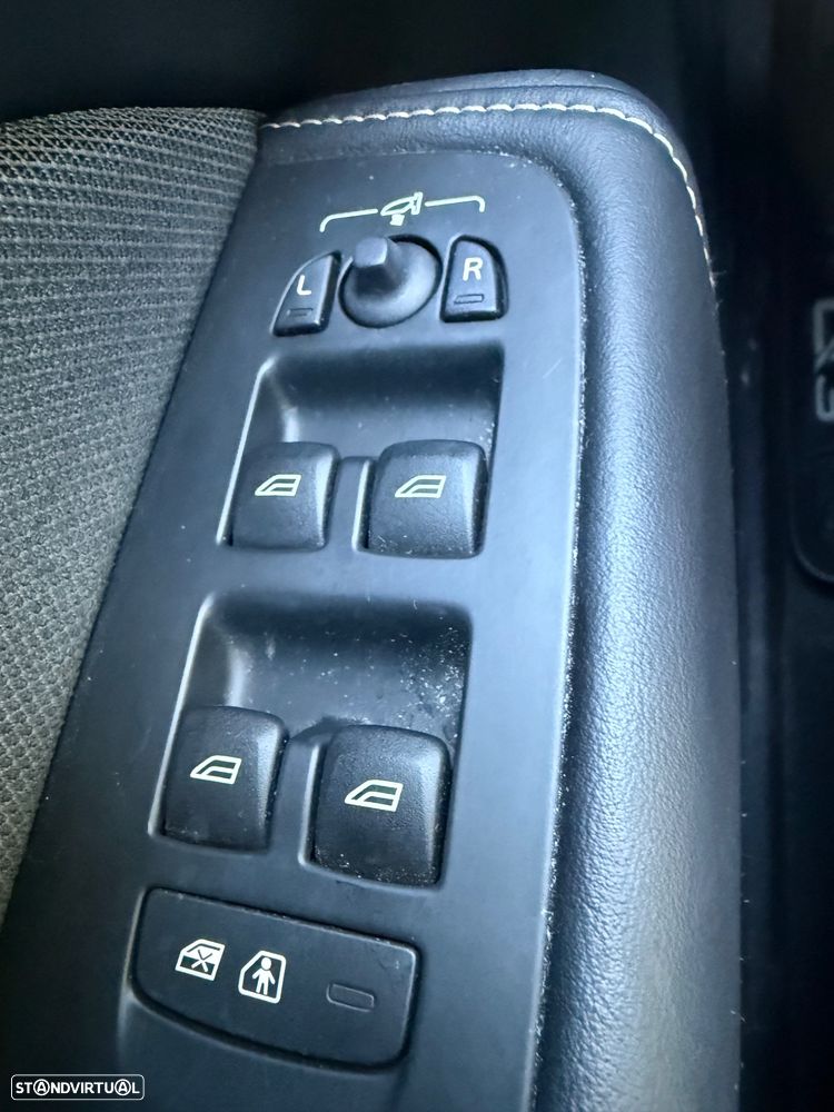 Volvo XC 60 2.0 B4 Plus Dark - 15