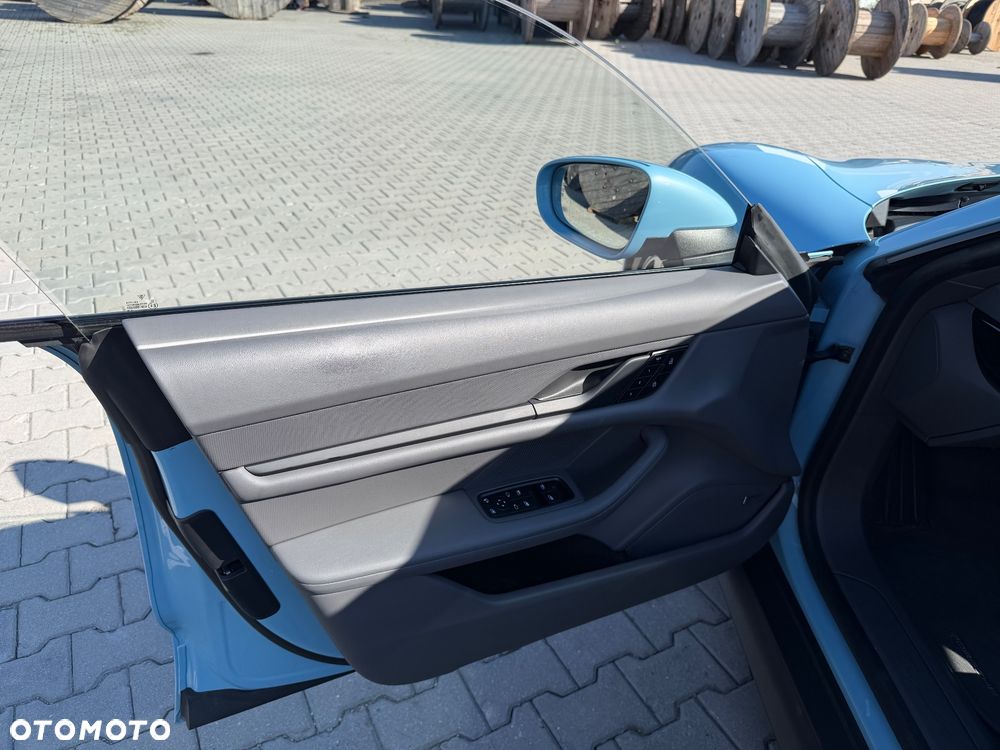 Porsche Taycan - 12