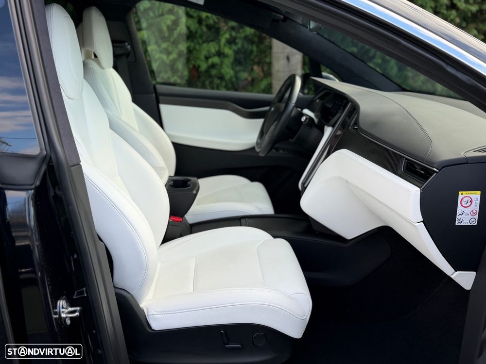 Tesla Model X - 16