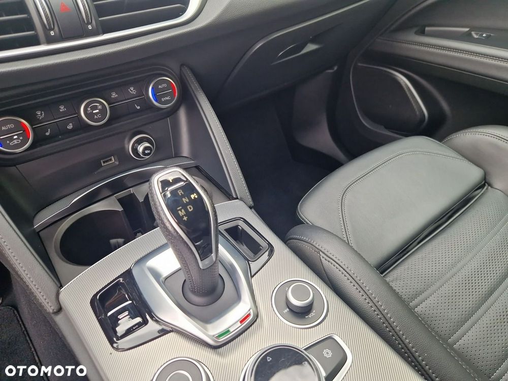 Alfa Romeo Stelvio - 14