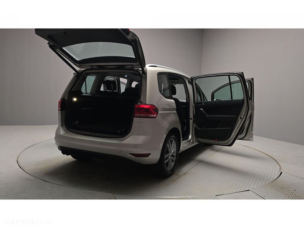 Volkswagen Touran - 12