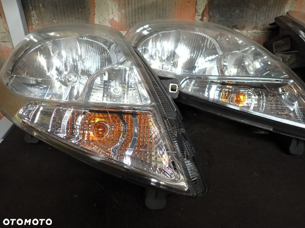 Trafic 2 VivaroA Primastar Lampy Przednie. - 2