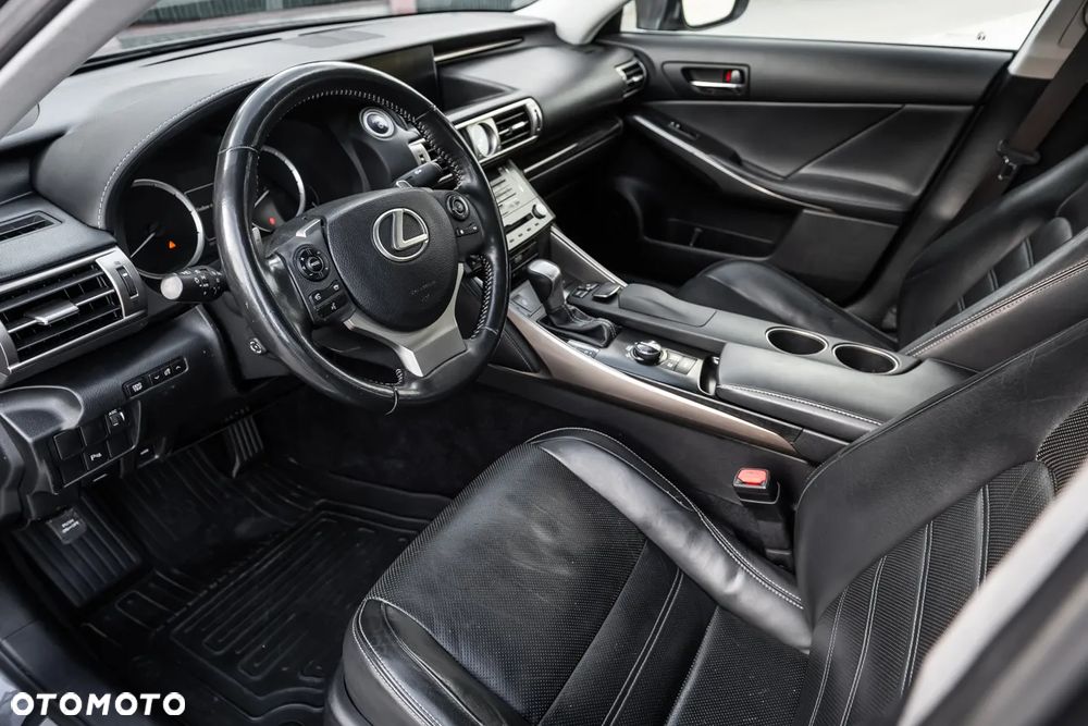 Lexus IS 300h Prestige EU6 - 14