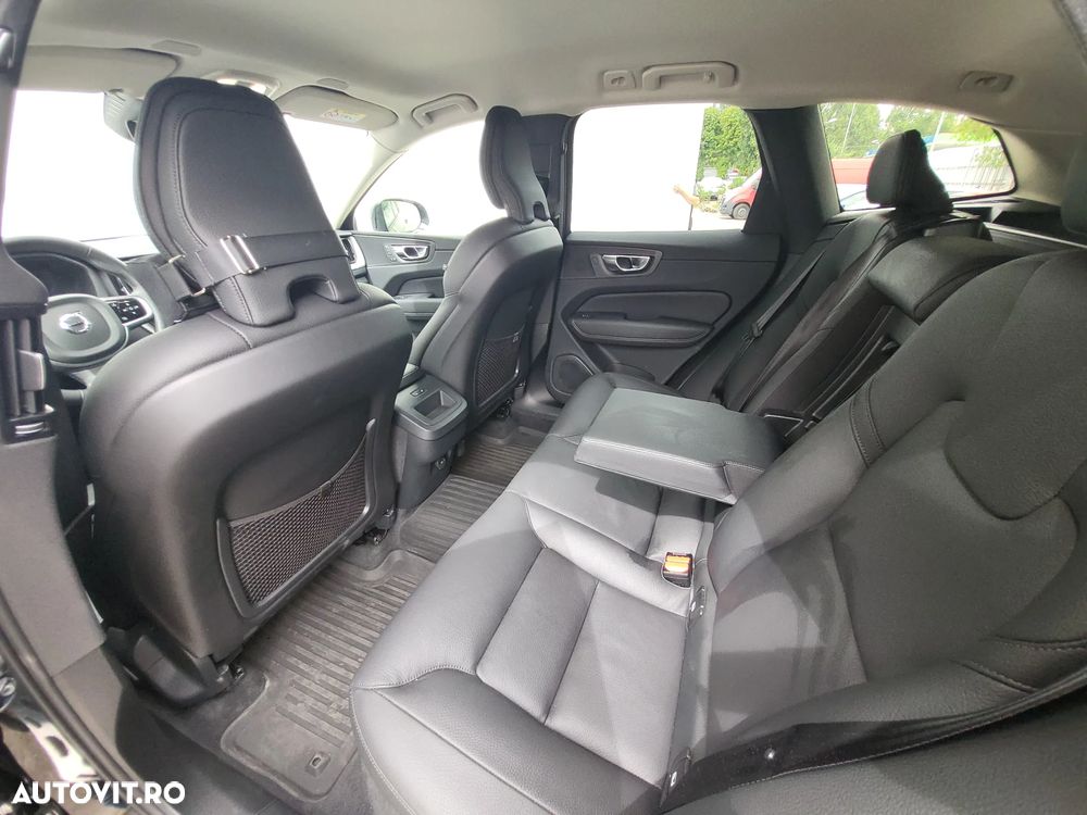 Volvo XC 60 B5 AT AWD MHEV Plus Dark - 11