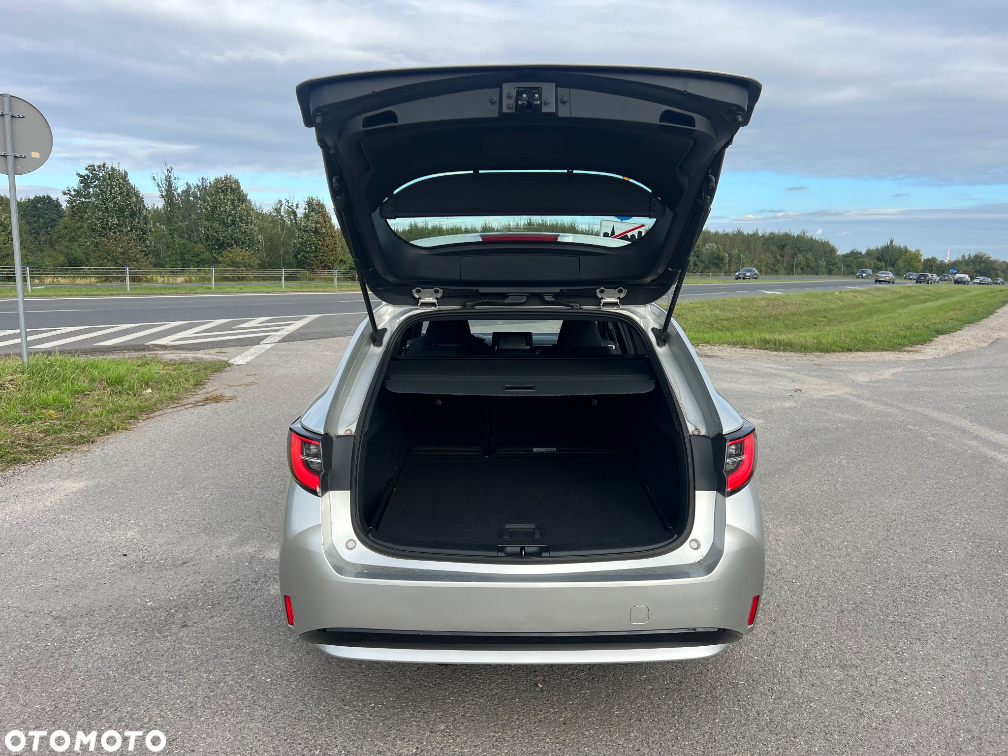 Toyota Corolla 1.8 Hybrid - 12