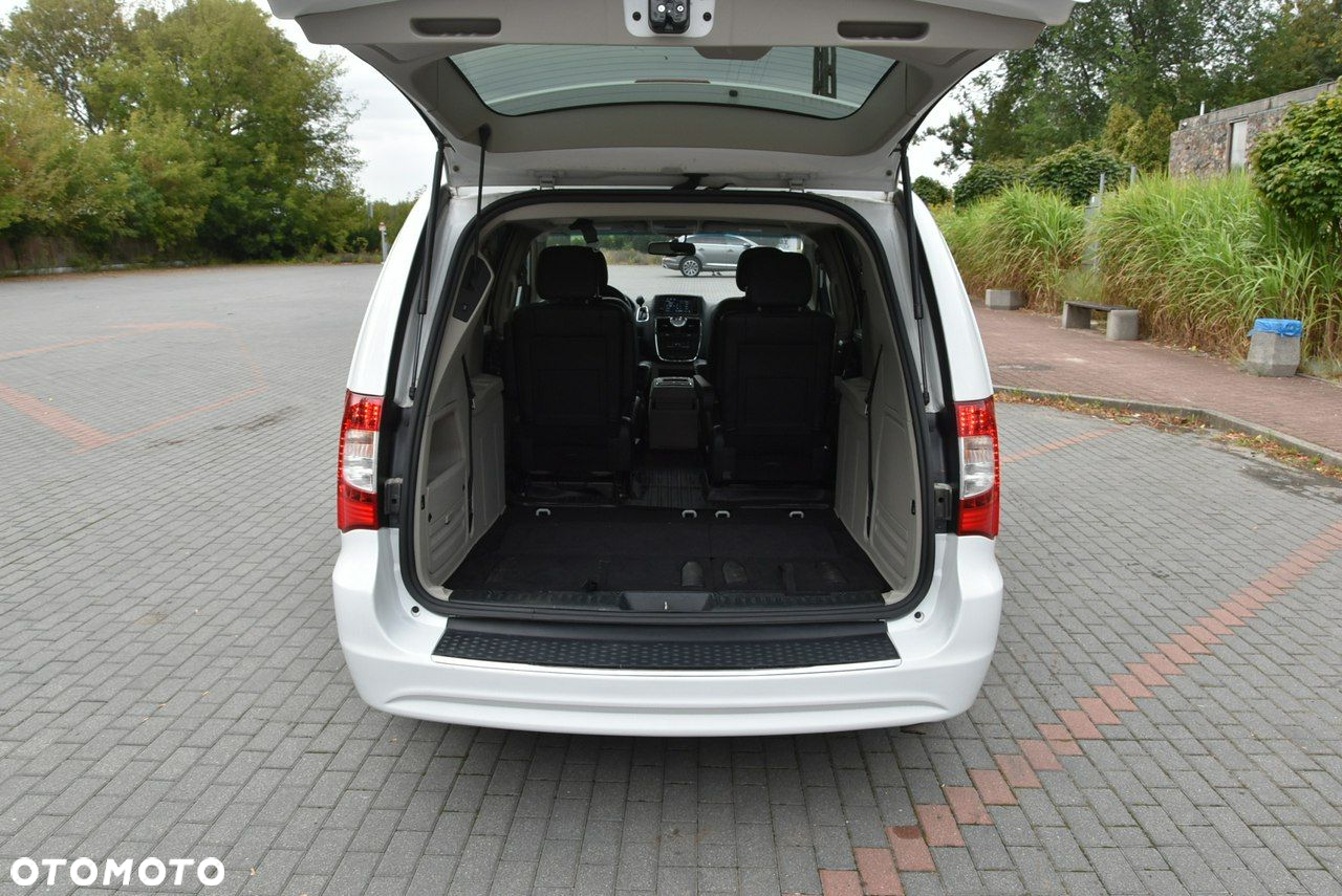 Chrysler Town & Country - 31