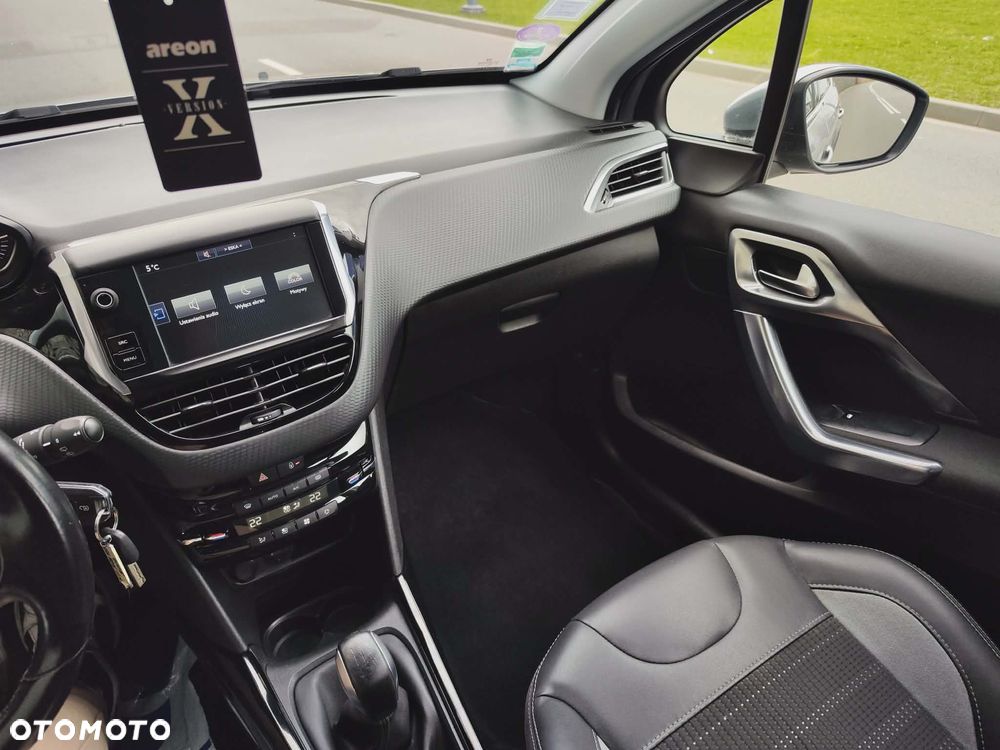 Peugeot 2008 1.2 Pure Tech Allure S&S - 21