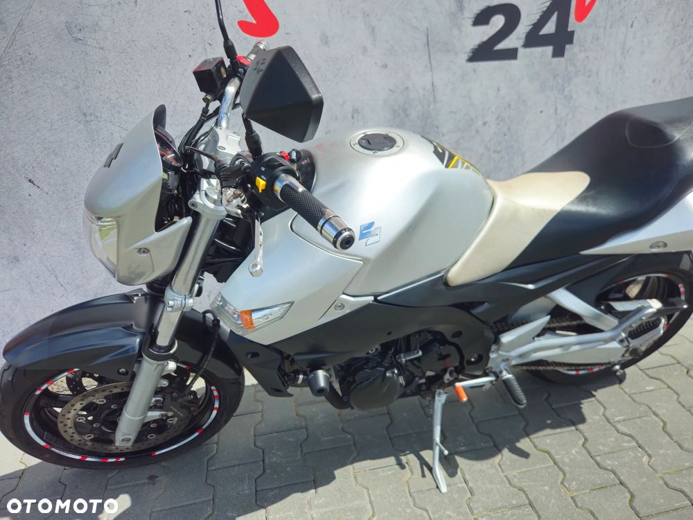 Suzuki GSR - 12