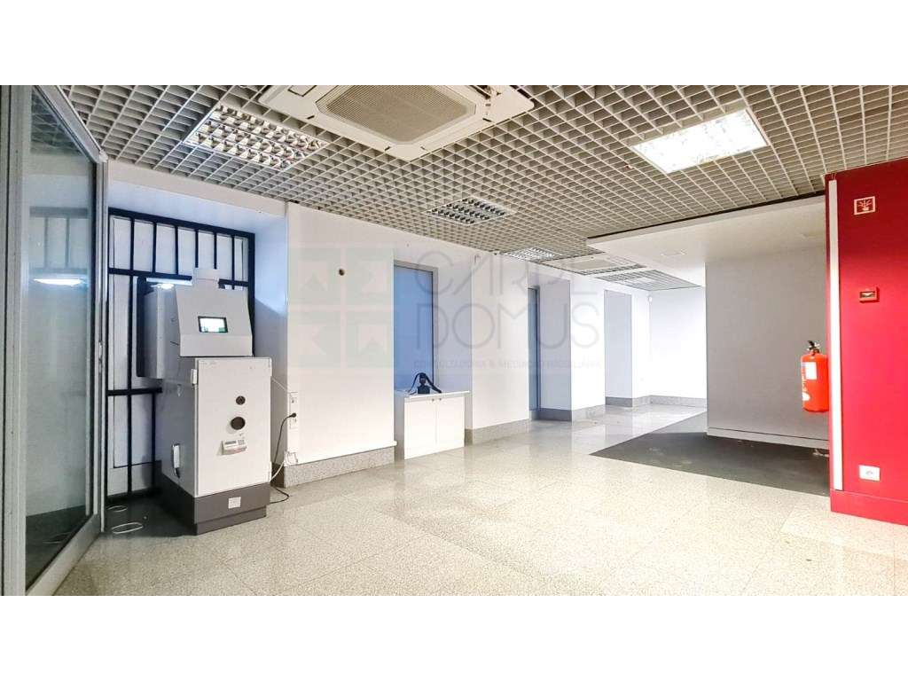 Loja comercial na Rua do Quelhas, na Lapa, Lisboa - Grande imagem: 4/59