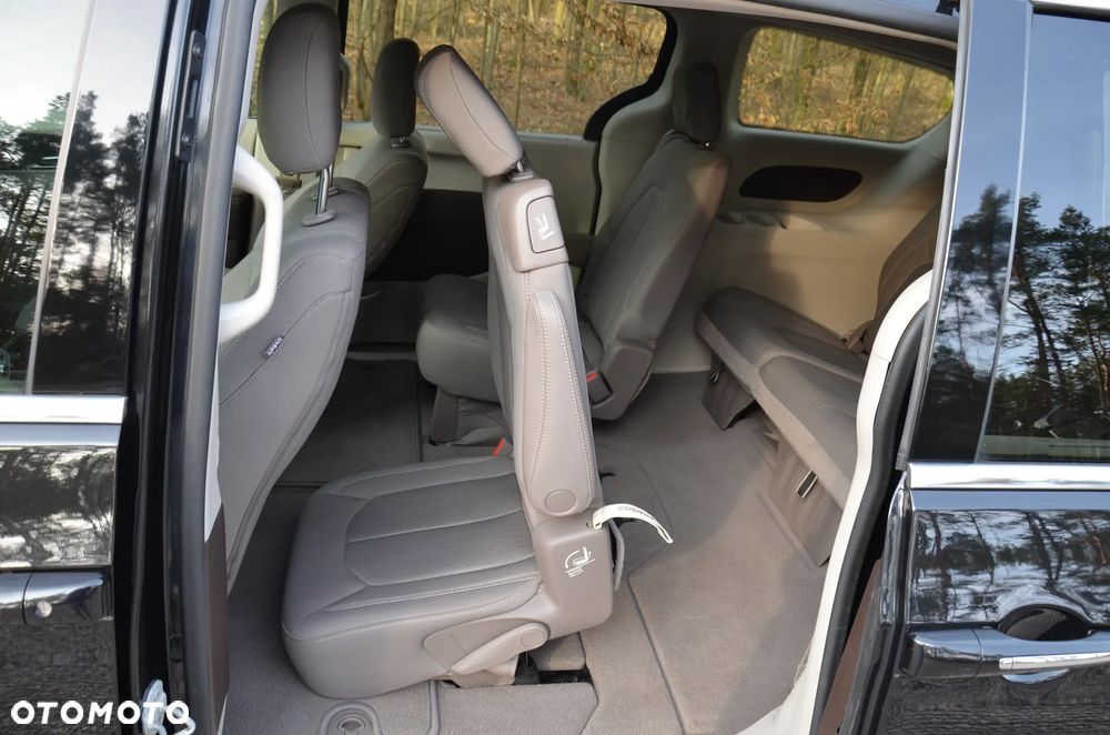 Chrysler Pacifica - 16