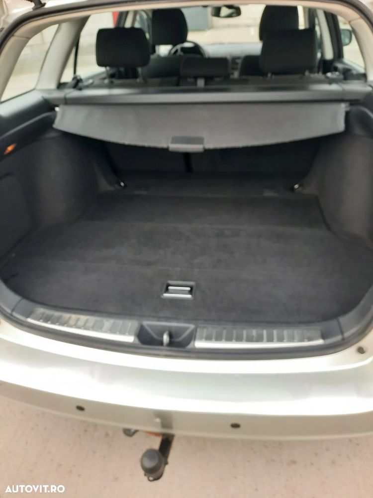 Toyota Avensis 2.2 D-4D Sedan Sol - 13