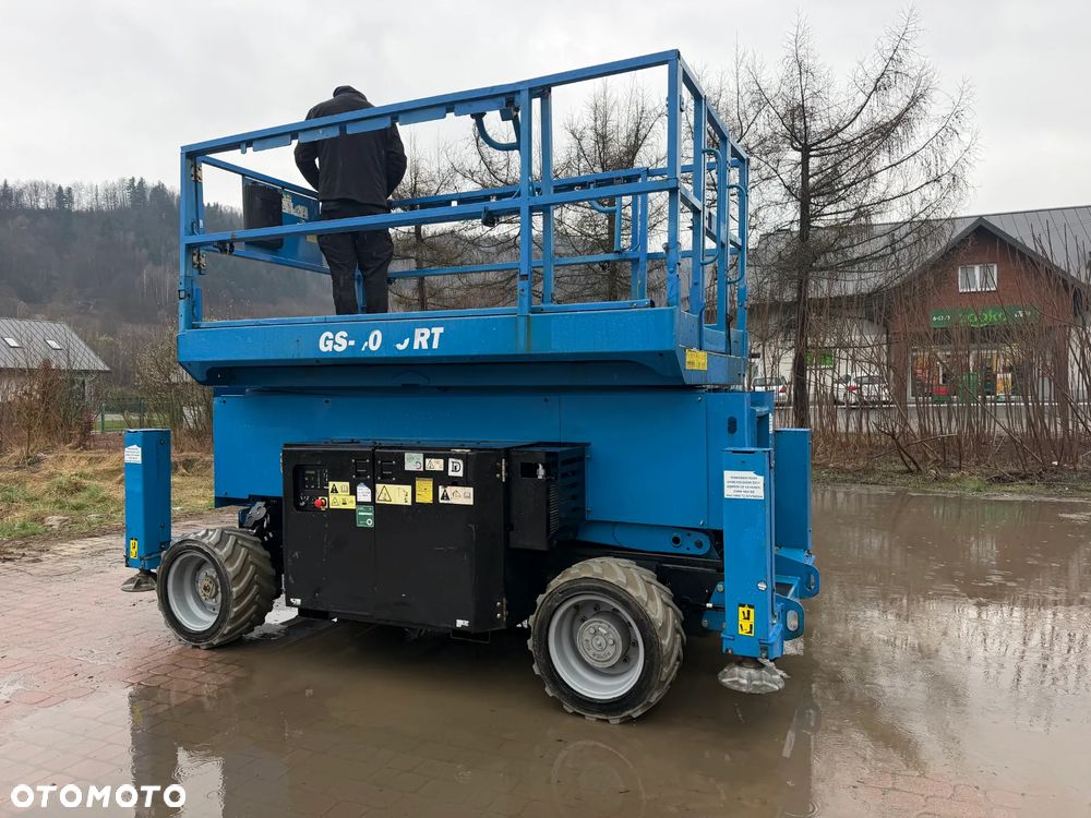 Genie Zwyżka Terenowa GS-4069RT Podnośnik Nożycowy Dźwig 14,5 metra jak Nowa z salonu! 1300 mtg. 2016 rok, Fabryczna przetwornica! 2x Gniazdo 230v góra dół. Pochodzi z Norweskiego urzędu Komuny. Zadbana! 4x4 Silnik Kubota. Zero Luzów i wycieków. Aktualne Serwisy DEKRA BMWT. Wysuwany Balkon. Sterowana z dołu i góry. Okazja Tanio !! Dokumentacja! Bez DPF, adBLUE - 1