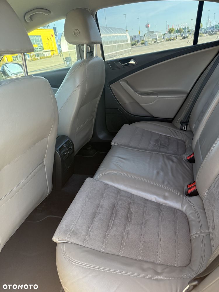 Volkswagen Passat 2.0 TDI DPF Highline - 23