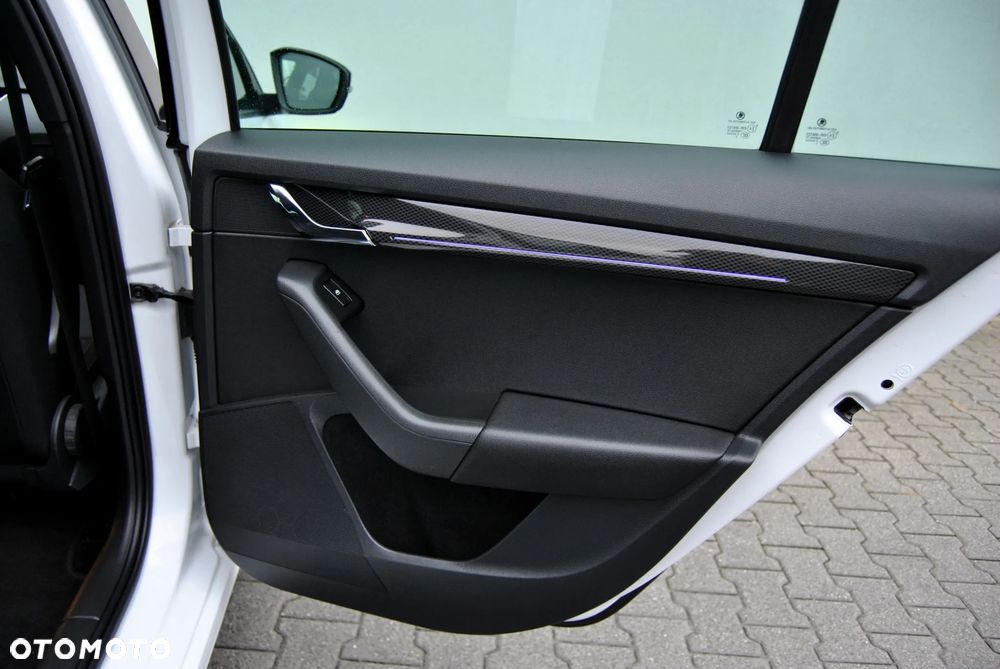 Skoda Octavia Combi 2.0 TDI DSG RS - 29