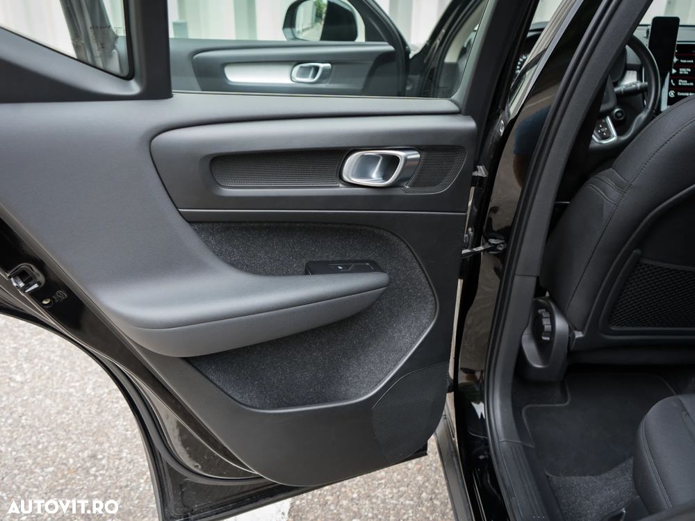 Volvo XC 40 B4 AT8 AWD Mild Hybrid Momentum Pro - 12