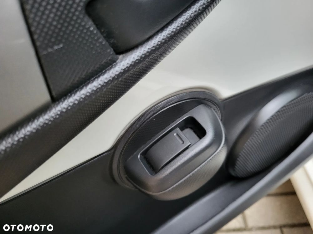 Peugeot 107 1.0 Trendy - 21