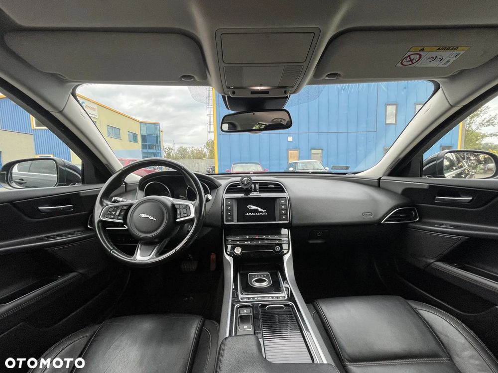 Jaguar XE 2.0 D Prestige - 11