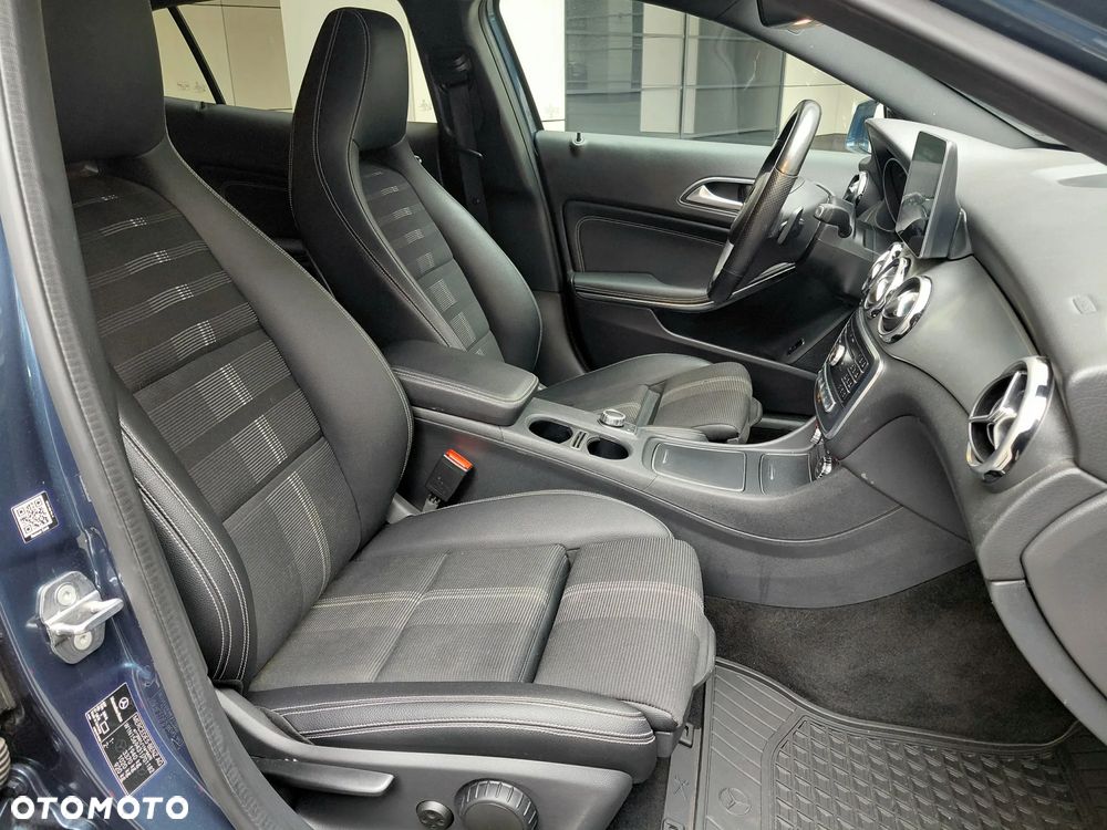 Mercedes-Benz GLA 200 7G-DCT Urban - 15