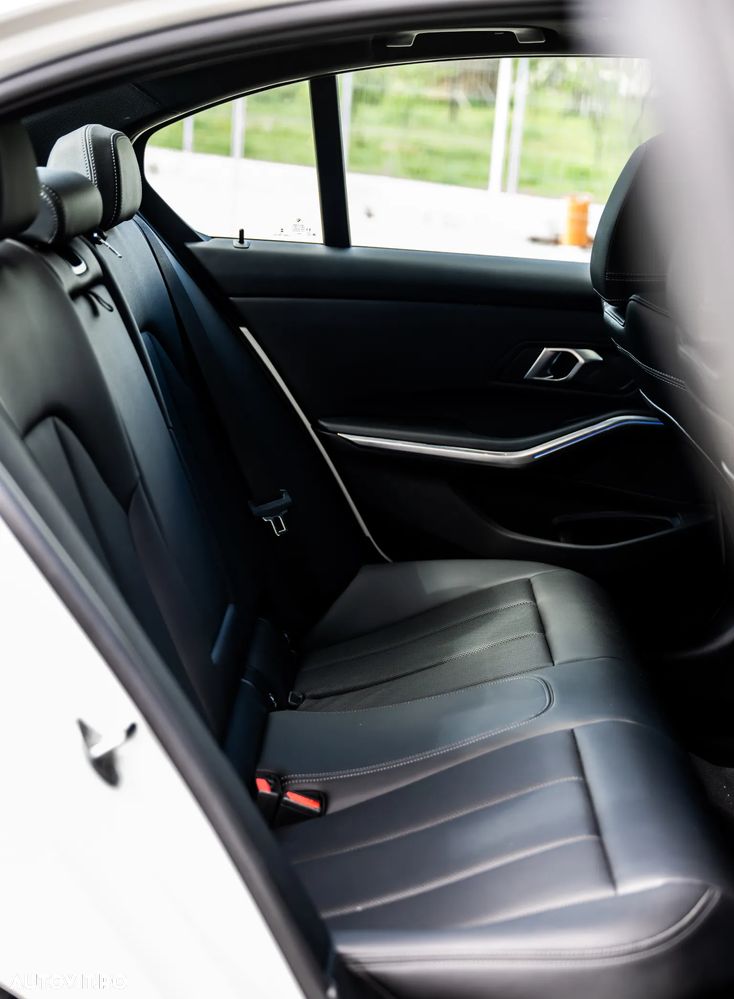 BMW Seria 3 330i Aut. Luxury Line - 25