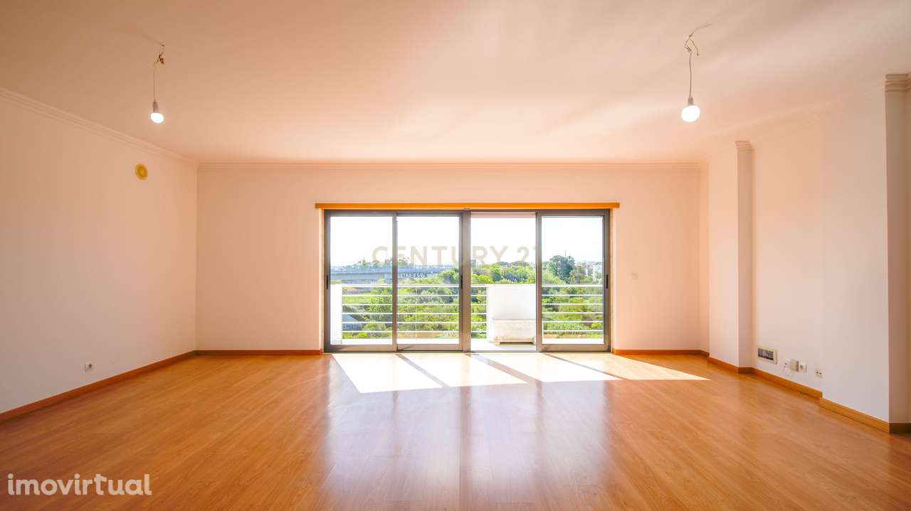 Apartamento T4 com garagem box para arrendamento na Caparica - Grande imagem: 2/52