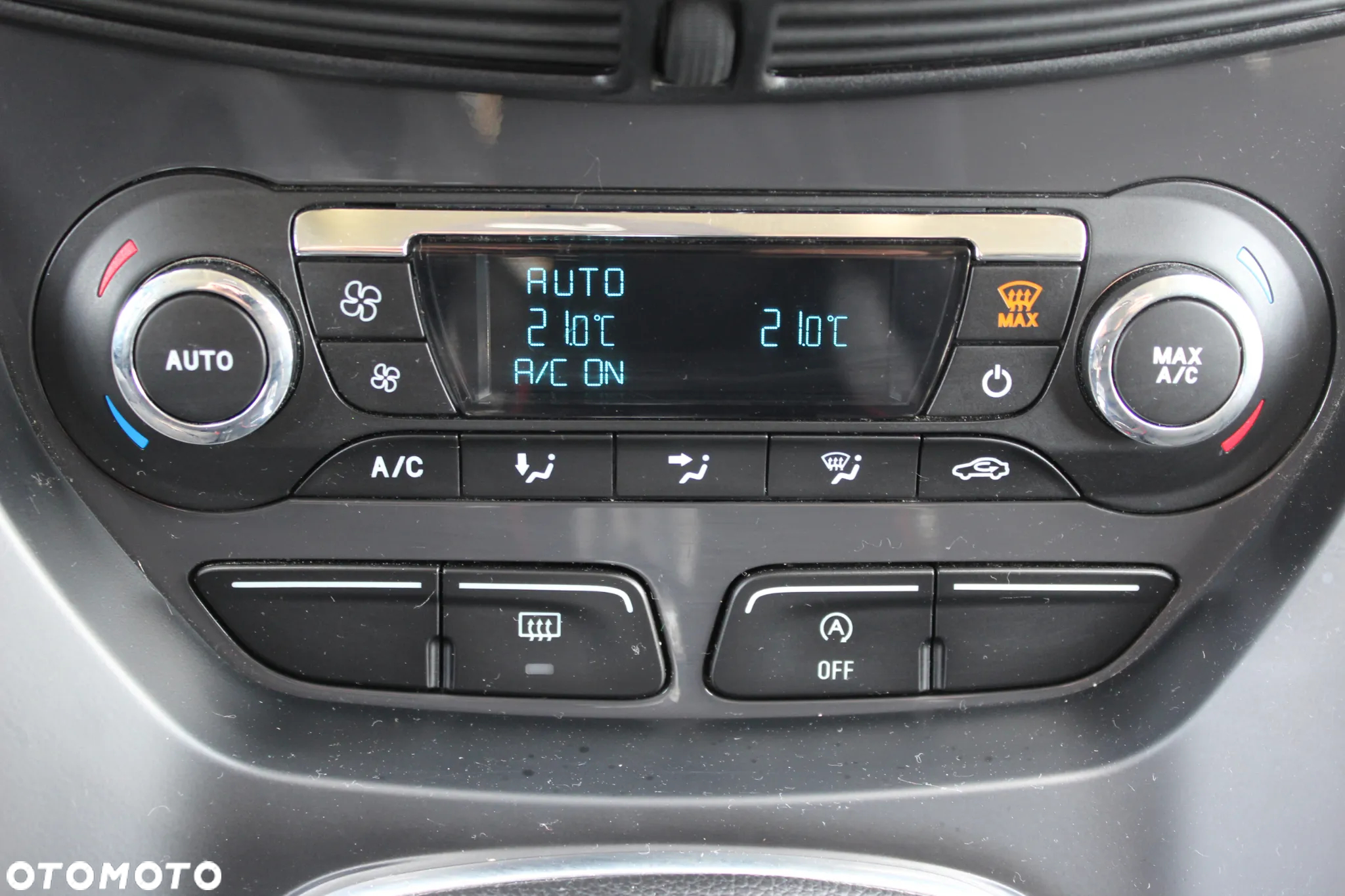 Ford Kuga 2.0 TDCi 2x4 Titanium - 21