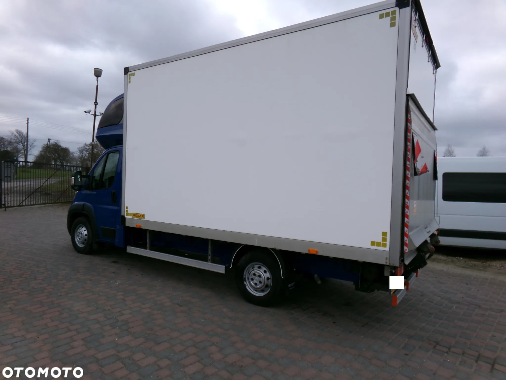 Peugeot boxer kontener z windą super stan - 9