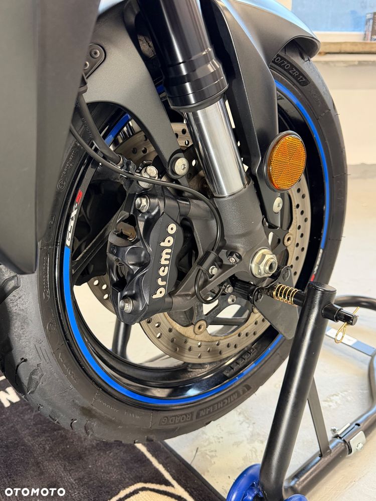Suzuki GSX - 21
