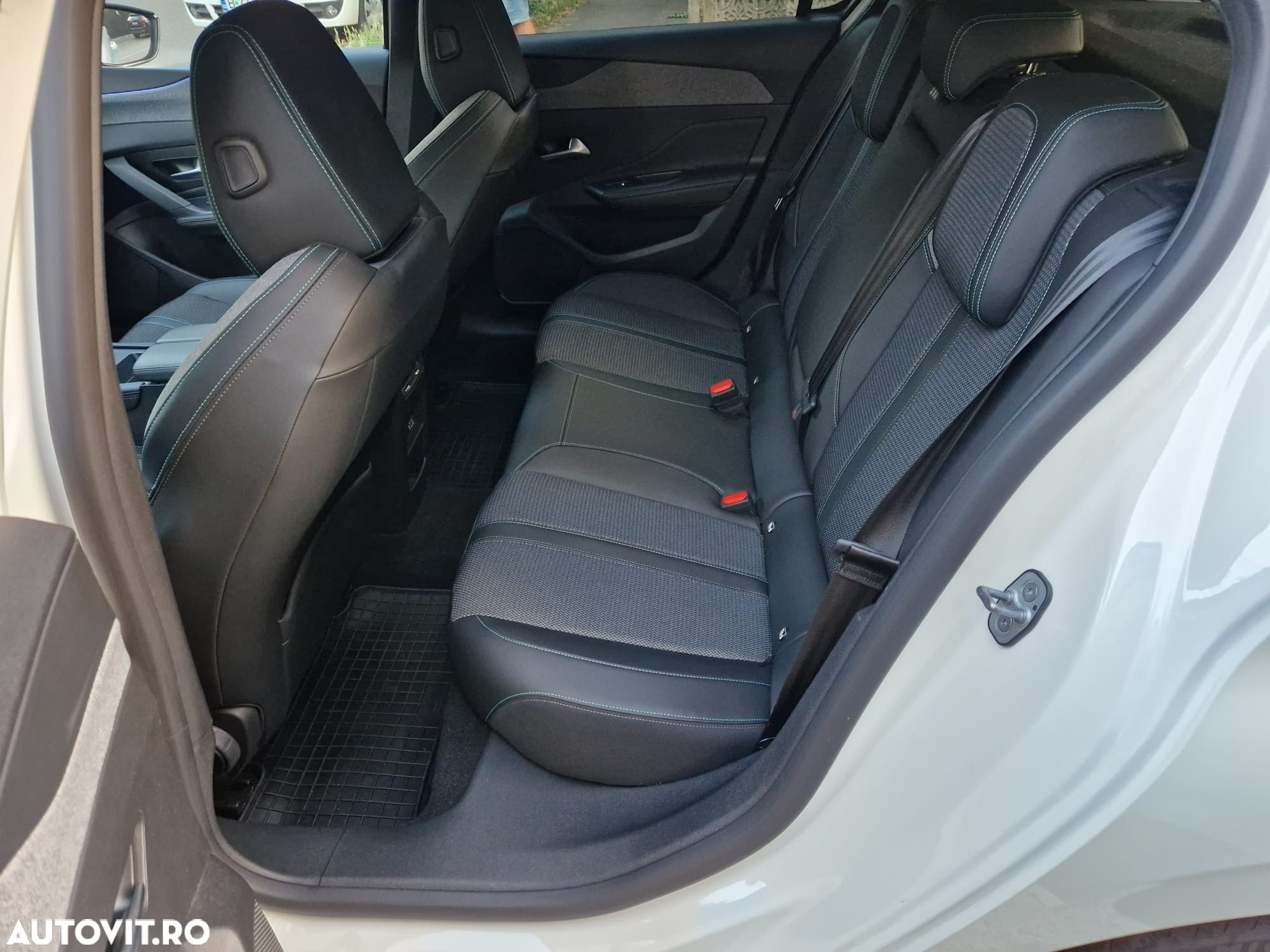 Peugeot 308 1.2 L PureTech Turbo S&S EAT8 Allure Pack - 14