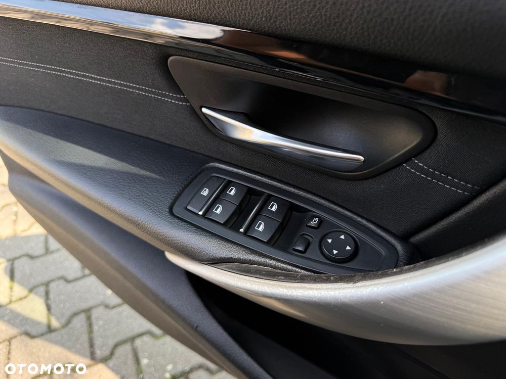 BMW Seria 3 318d Sport Line - 31