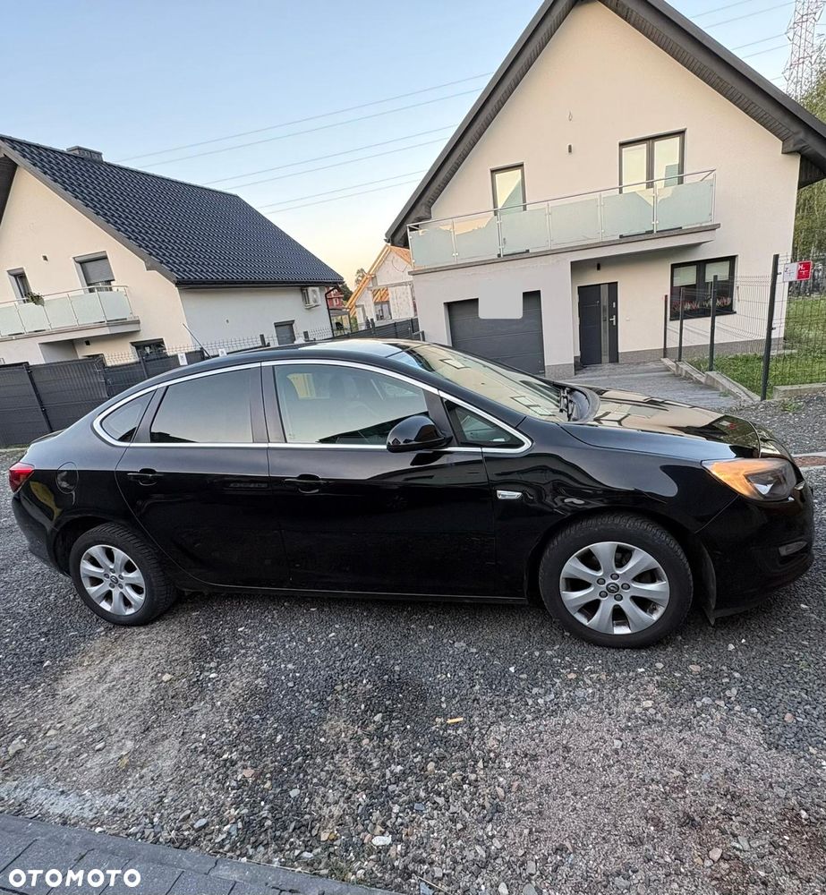 Opel Astra 1.4 T Executive S&S EU6 - 4