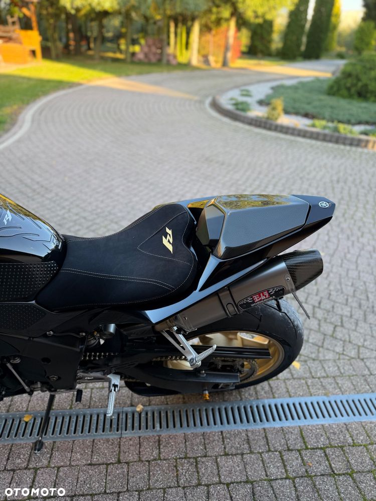 Yamaha R1 - 24