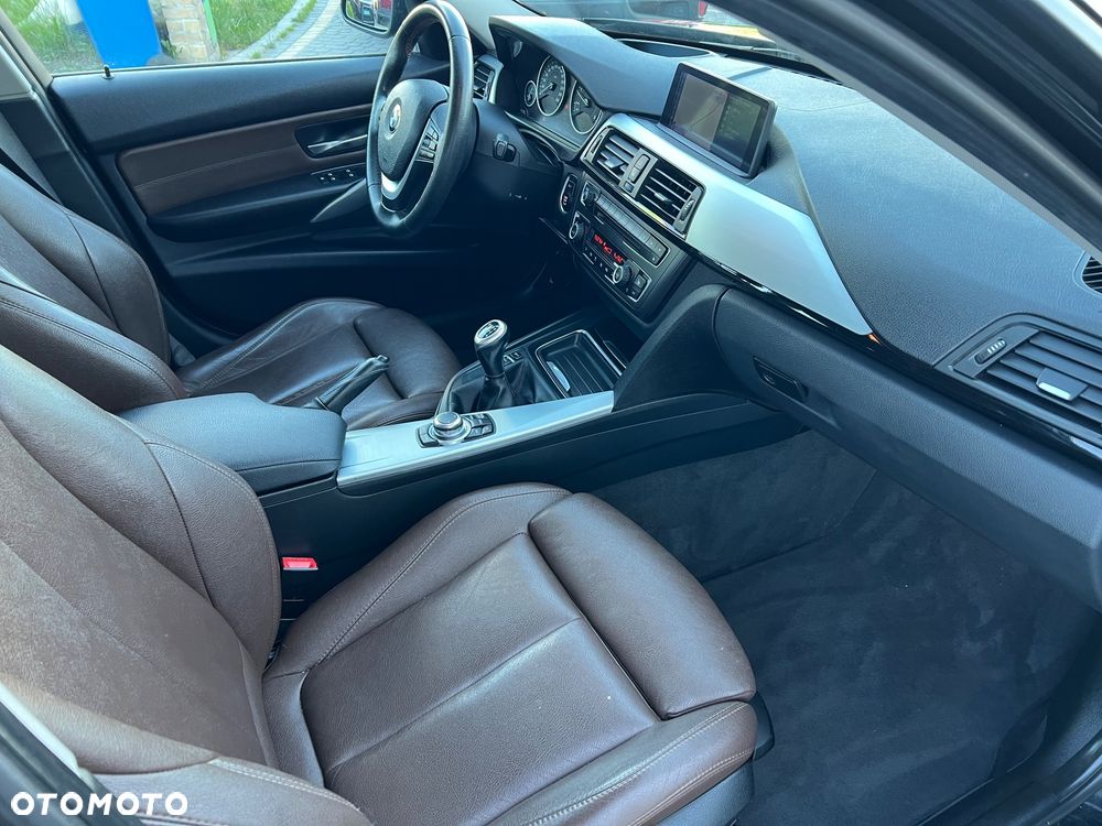 BMW Seria 3 318d Luxury Line - 28