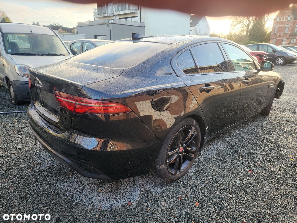Jaguar XE - 4