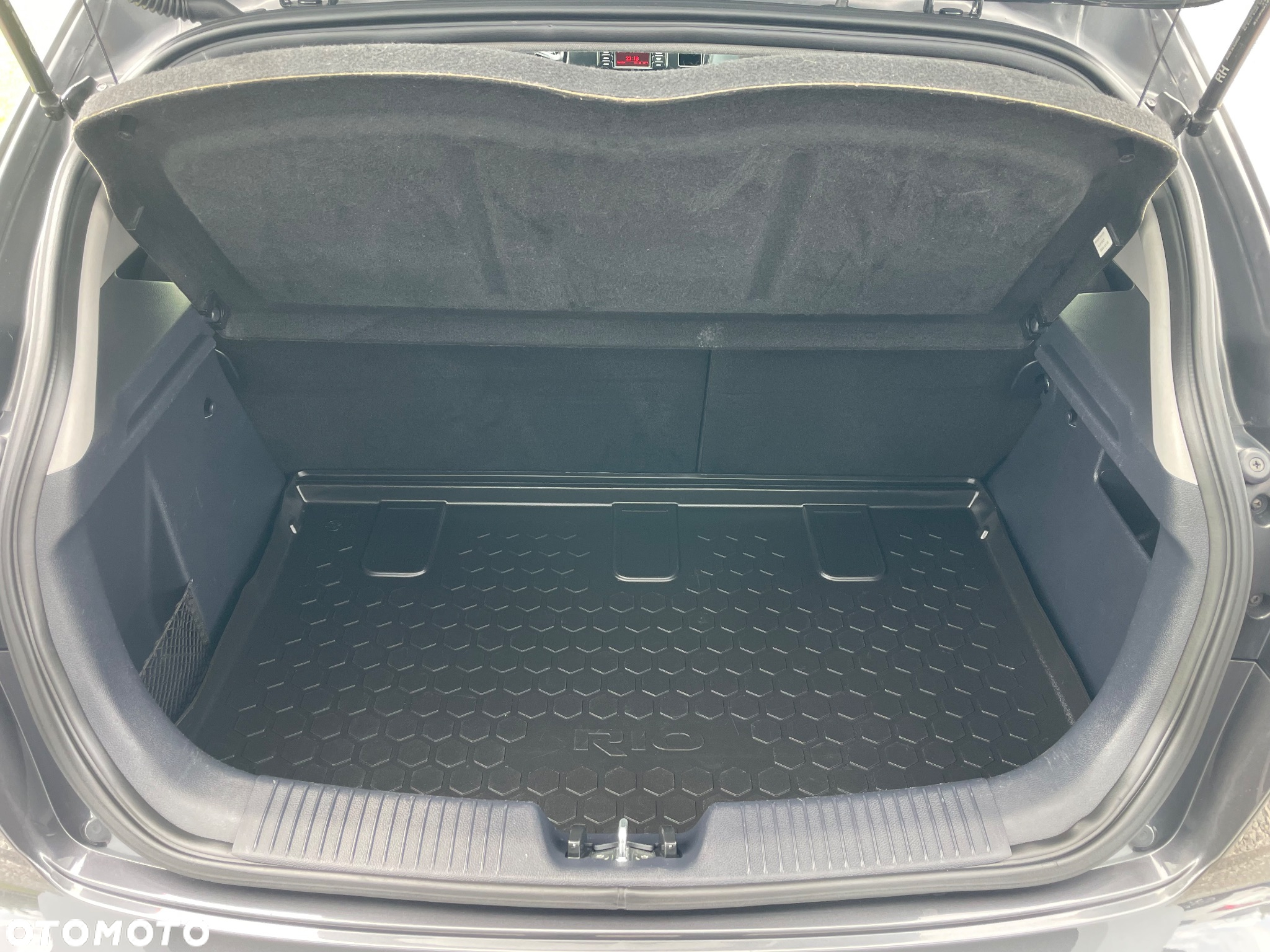 Kia Rio 1.2 Fifa World Cup Edition - 13