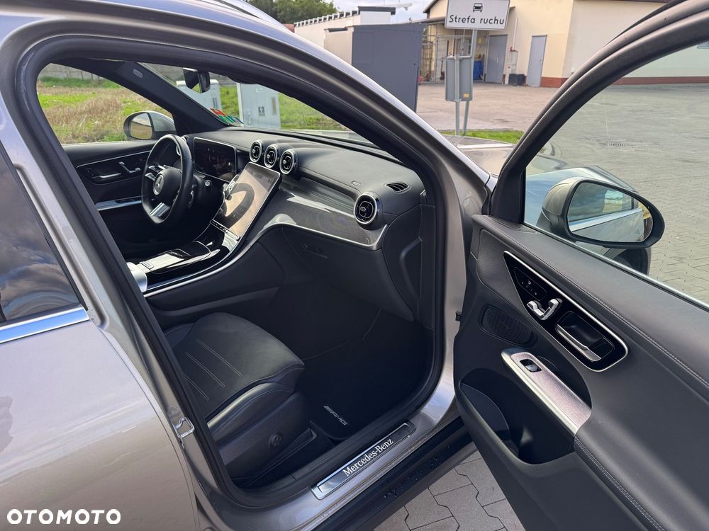 Mercedes-Benz GLC 300 4Matic 9G-TRONIC AMG Line Plus - 35