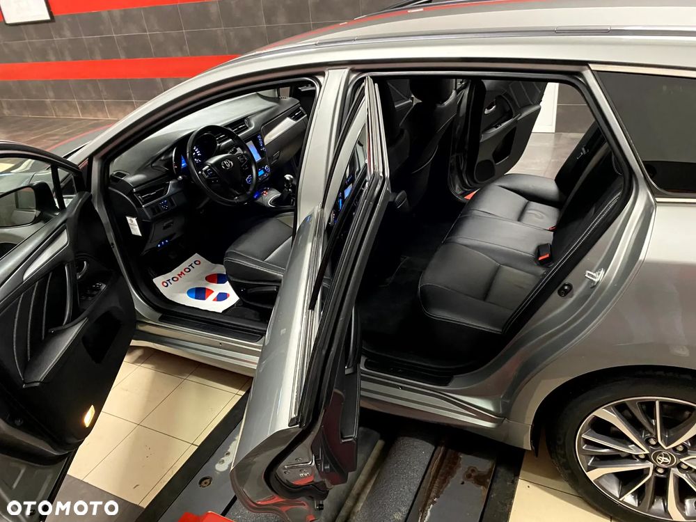 Toyota Avensis Touring Sports 1.8 Executive - 17