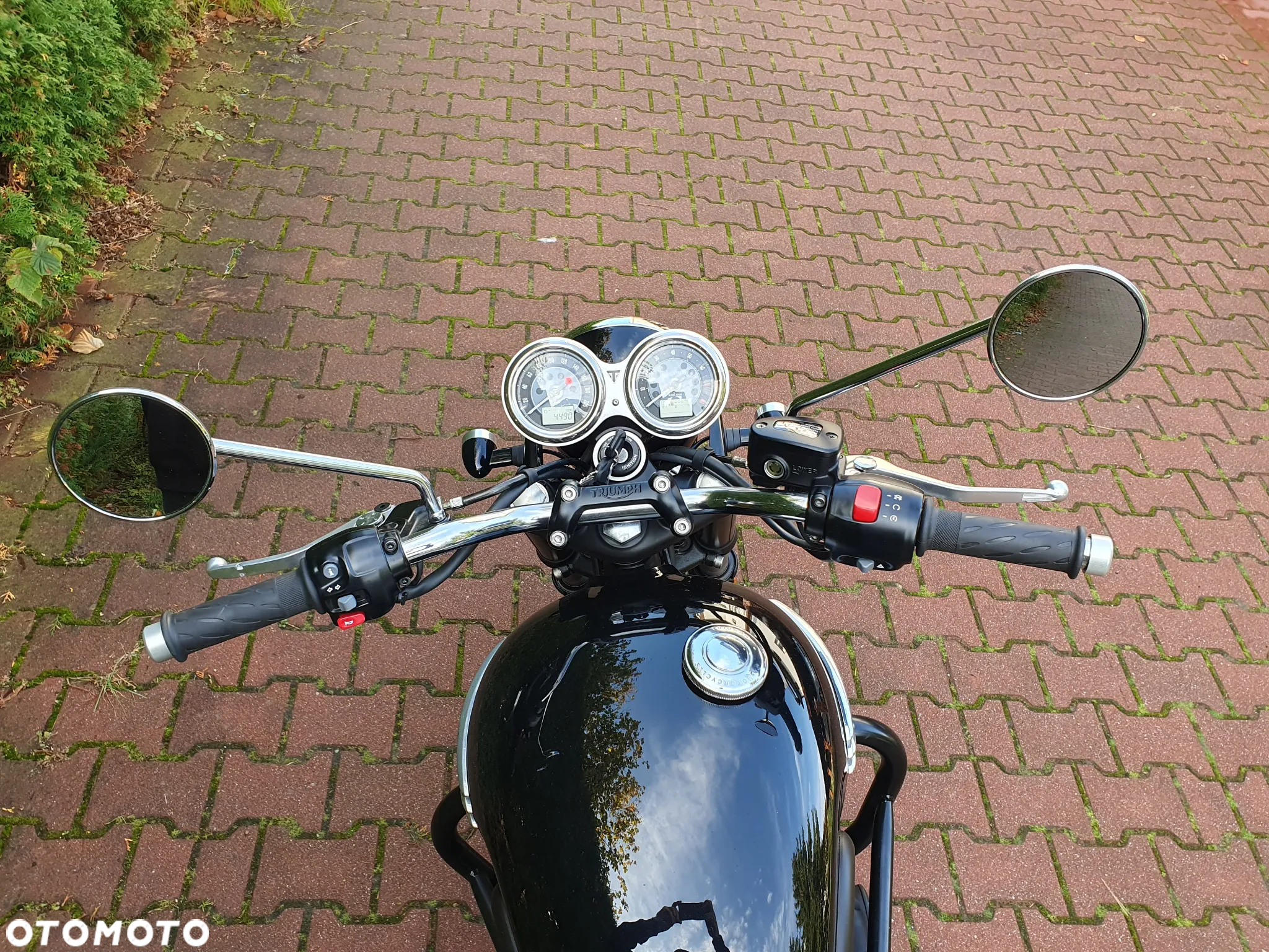 Triumph Bonneville - 9