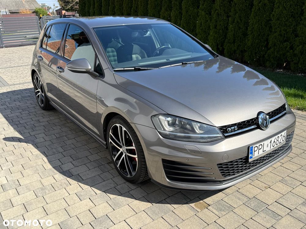 Volkswagen Golf - 1