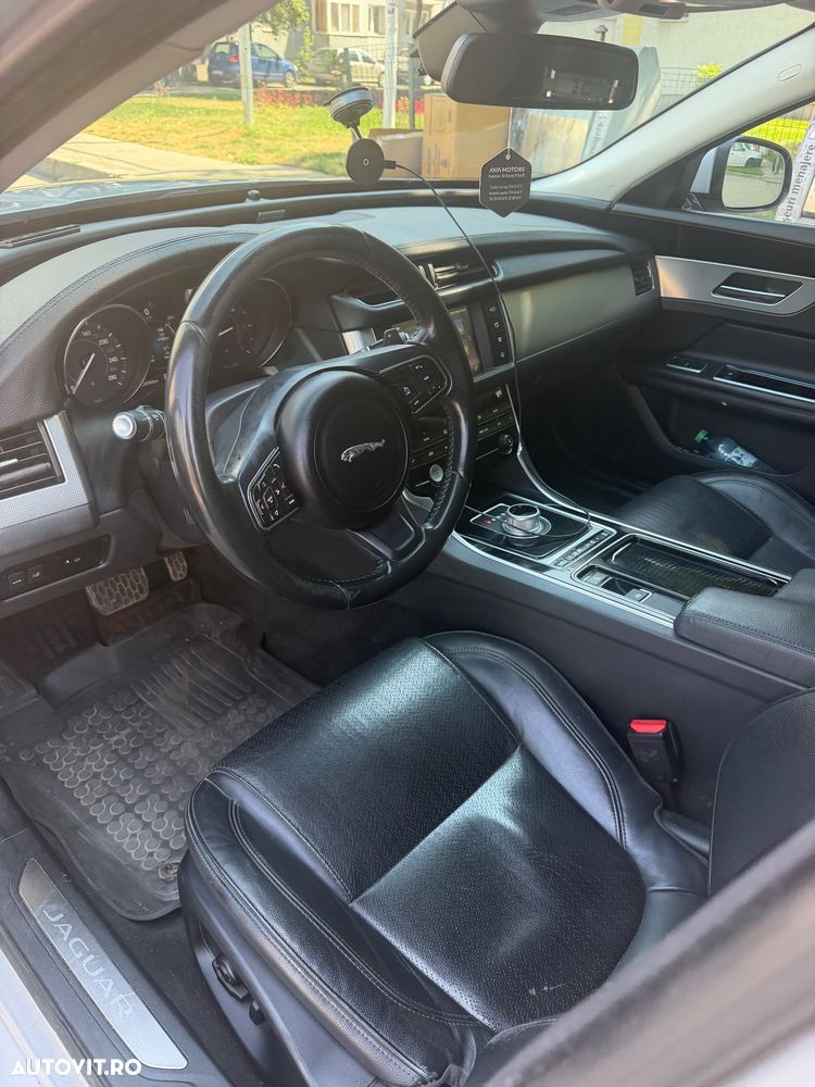 Jaguar XF 20d RWD Portfolio - 9