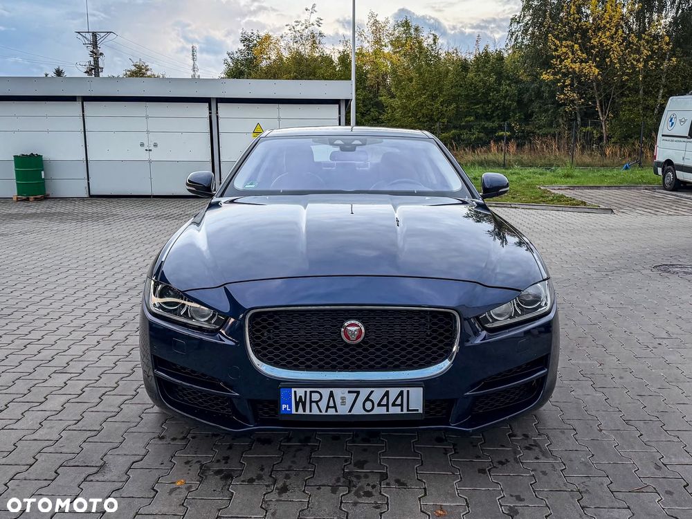 Jaguar XE 2.0 D Portfolio - 12
