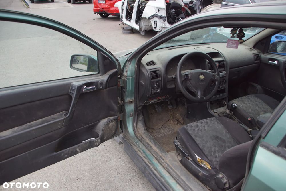 Auto na części - Opel Astra II G 1.6 16V 100 KM X16XEL F17 Z374 1998R Silnik Skrzynia Drzwi Maska Błotnik Zderzak Lampa Lusterko Klamka Szyba Deska Kokpit Sterownik Moduł Czujnik Licznik Panel Kierownica - 9