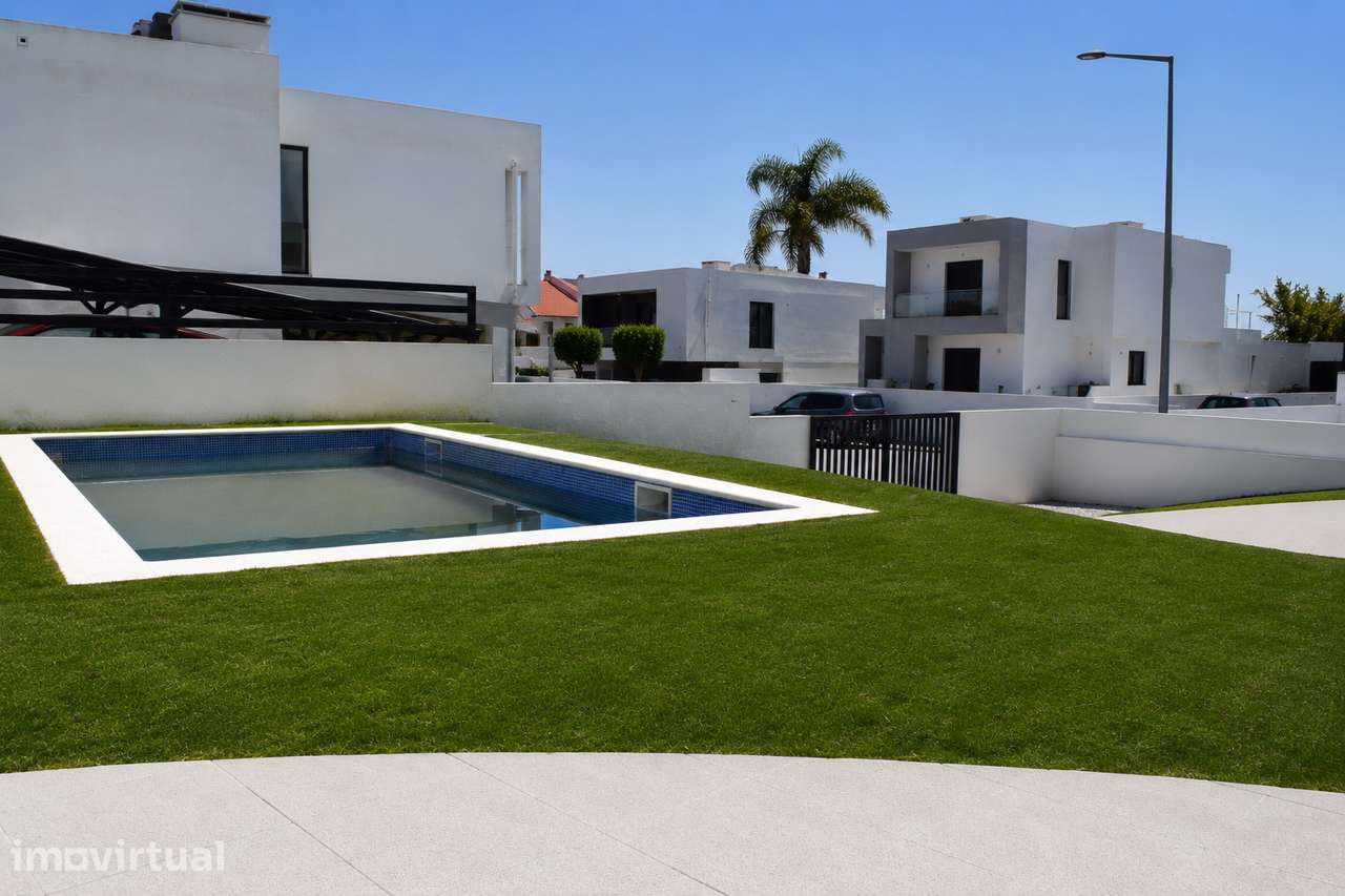 Moradia Geminada T4 com Piscina em Vale de Milhaços - Grande imagem: 2/26