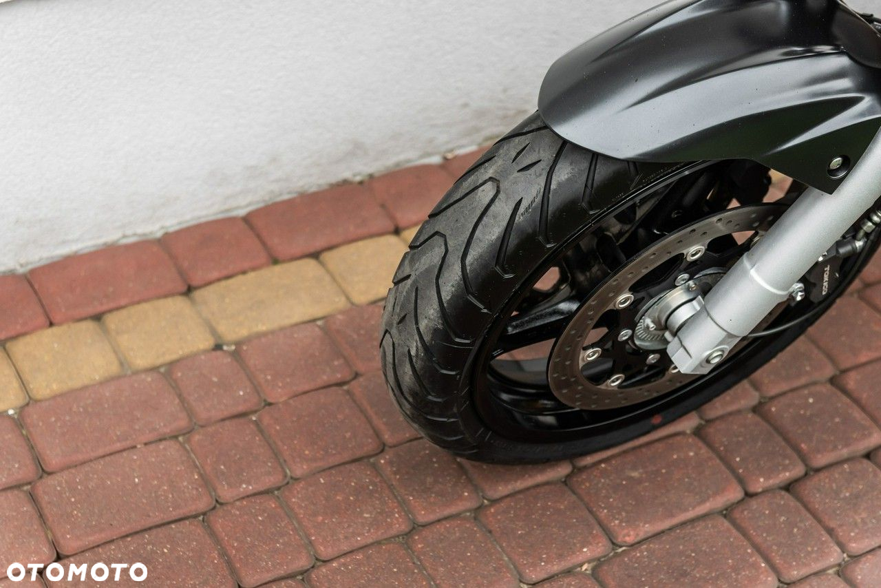 Suzuki GSR - 7