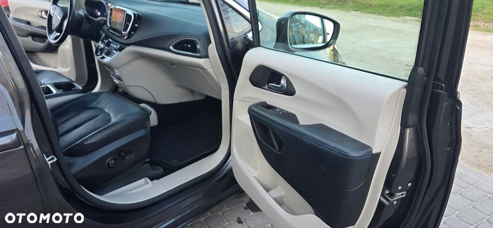 Chrysler Pacifica - 33