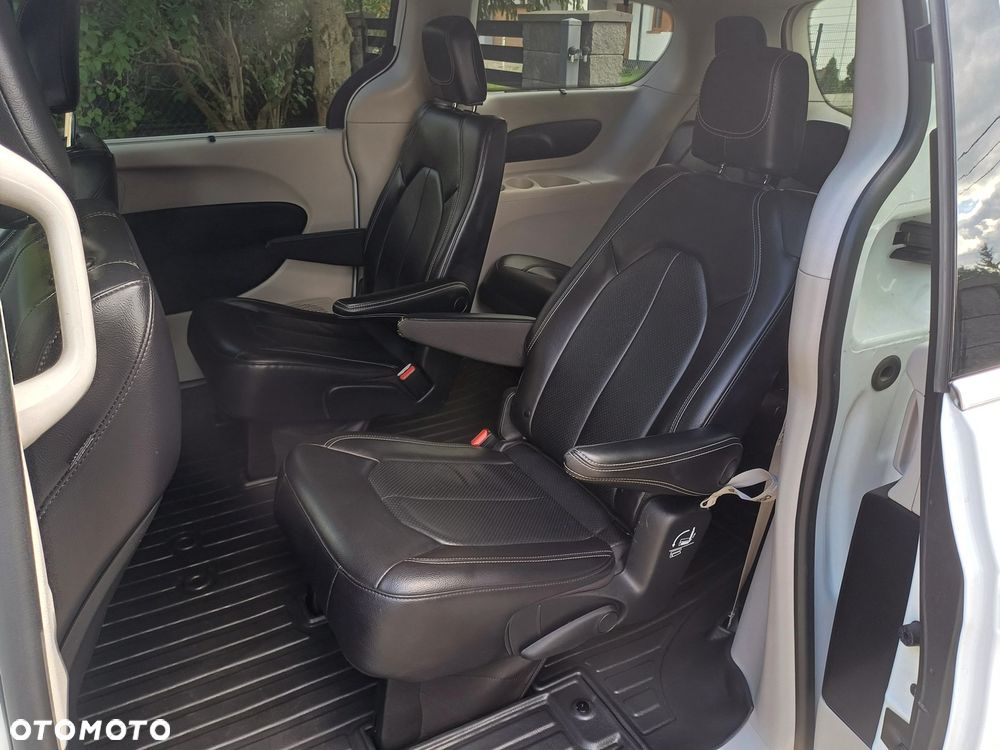 Chrysler Pacifica - 16