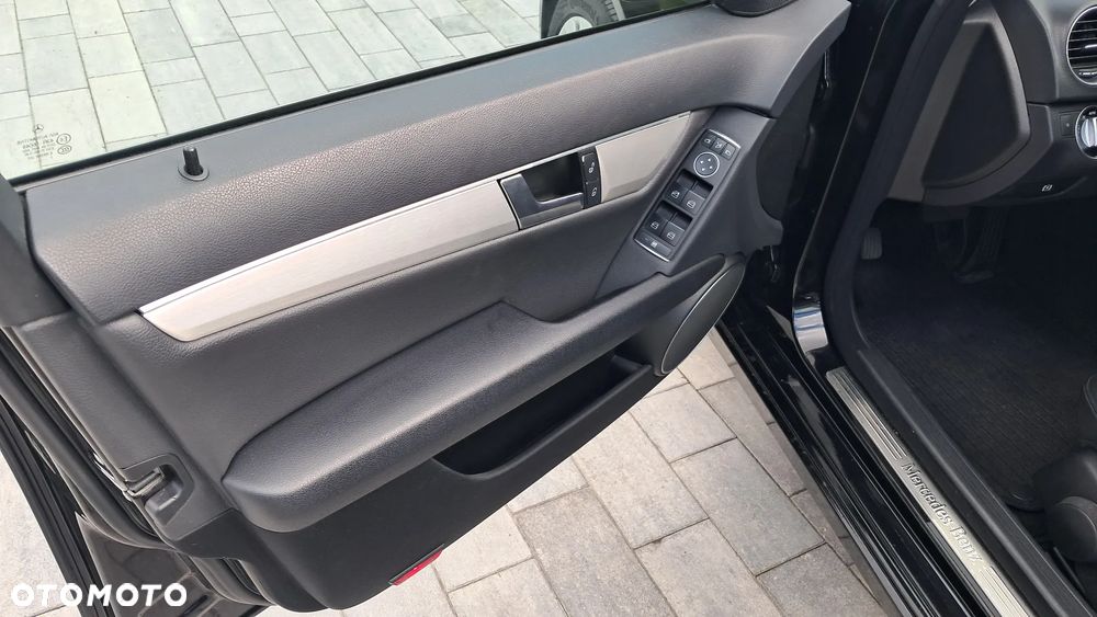 Mercedes-Benz Klasa C 220 CDI DPF Automatik BlueEFFICIENCY Avantgarde - 9