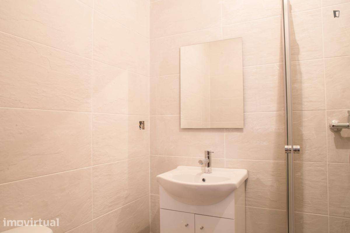 Quarto - localizado em Senhora da Hora Porto - Grande imagem: 2/19