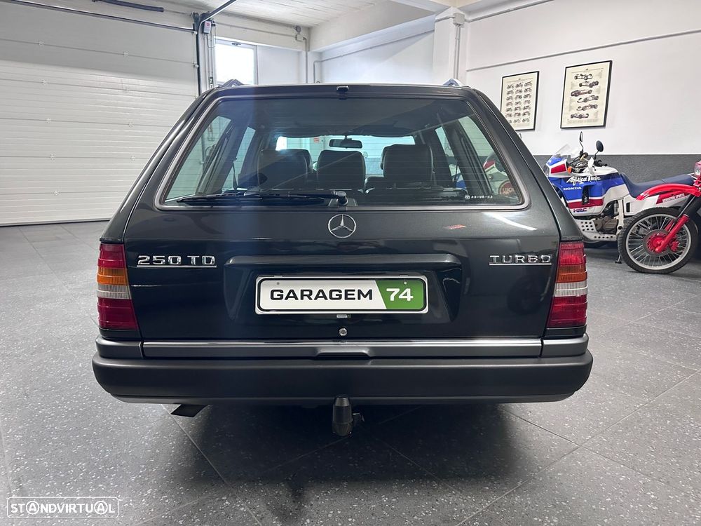 Mercedes-Benz E 250 D Turbo - 24