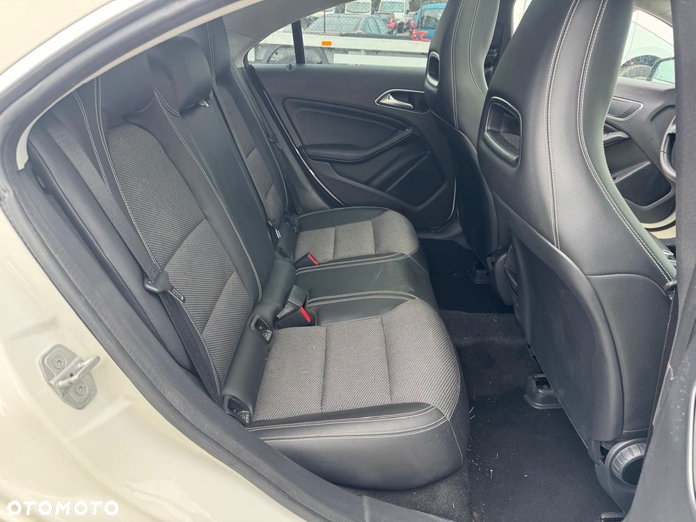 Mercedes-Benz CLA 180 AMG Line - 11