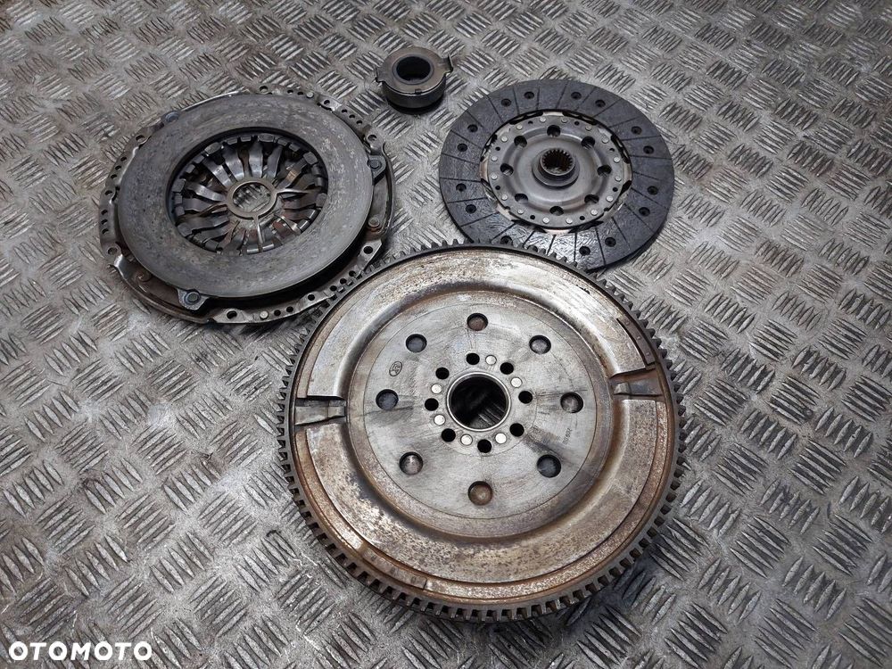 KOŁO DWUMASOWE + TARCZA + DOCISK + ŁOŻYSKO AVENSIS T25 2.0 D4D - 7